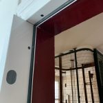 Installation d'un cadre de porte, réalisé par Homcréa